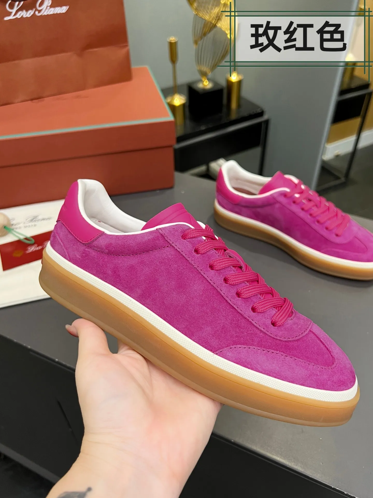 Men's shoes 💰600 purchasing agent, high version 🦅⛳️ Italy [Loro Piana] Tennis walk series LP couple's moral training shoes casual sports shoes sneakers 🎁🎁 Original purchase development and production This new suede tennis shoe adopts an ultra-low design, suitable for wearing all year round 👫👫 The wrapped sole creates an effortlessly attractive color combination that harmoniously blends functionality with understated style, making it the ideal shoe for urban wear. Soft calfskin tongue with Kummel color insert at the heel, cotton lace upper with embossed LP logo, cowhide suede sole, rubber-lined calfskin ✦Upper: imported first-layer cowhide➕customized original cowhide ✦lining: cowhide lining➕cowhide insole ✦sole: original molded TPR ultra-light outsole ✦packaging: original complete package ✦Female size: 35--40
